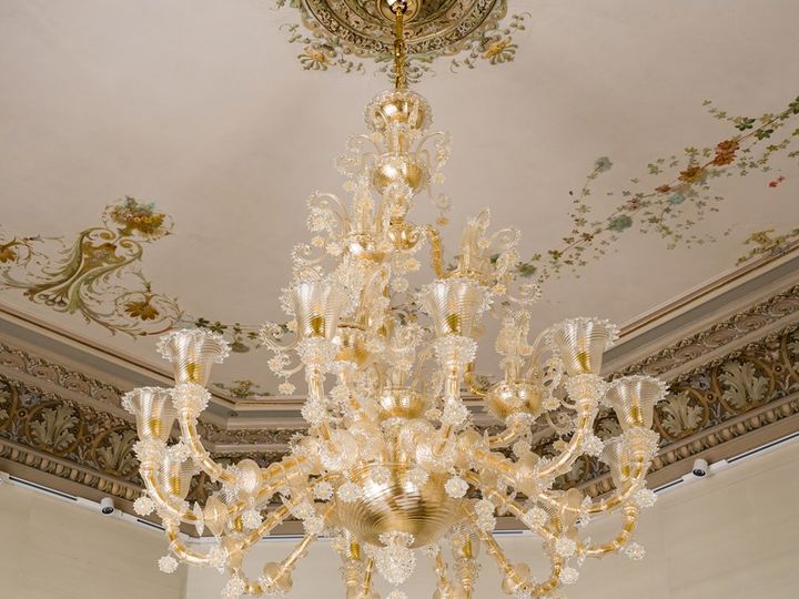 Классическая венецианская люстра под расписным потолком, Barovier & Toso