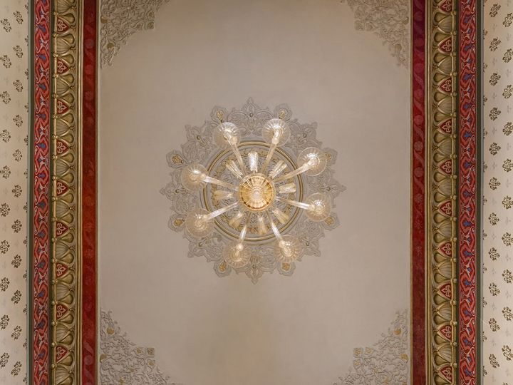 Люстра в потолке с лепниной, Barovier & Toso