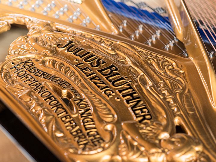 Гравировка на раме рояля Blüthner