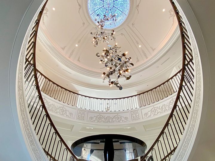 Люстра в лестничном пролёте, Brand van Egmond