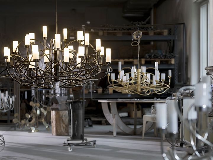 Люстры в мастерской Brand van Egmond