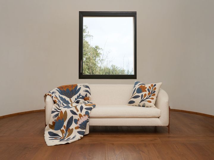 Диван и подушки из тканей Decortex