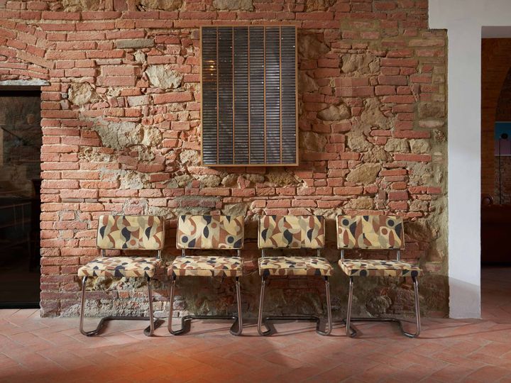 Стулья в обивке Decortex у кирпичной стены