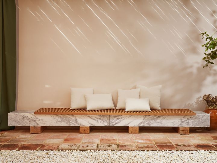 Подушки из ткани Decortex на мраморной скамье