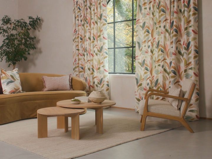 Гостиная со шторами из набивной ткани, Villa Nova